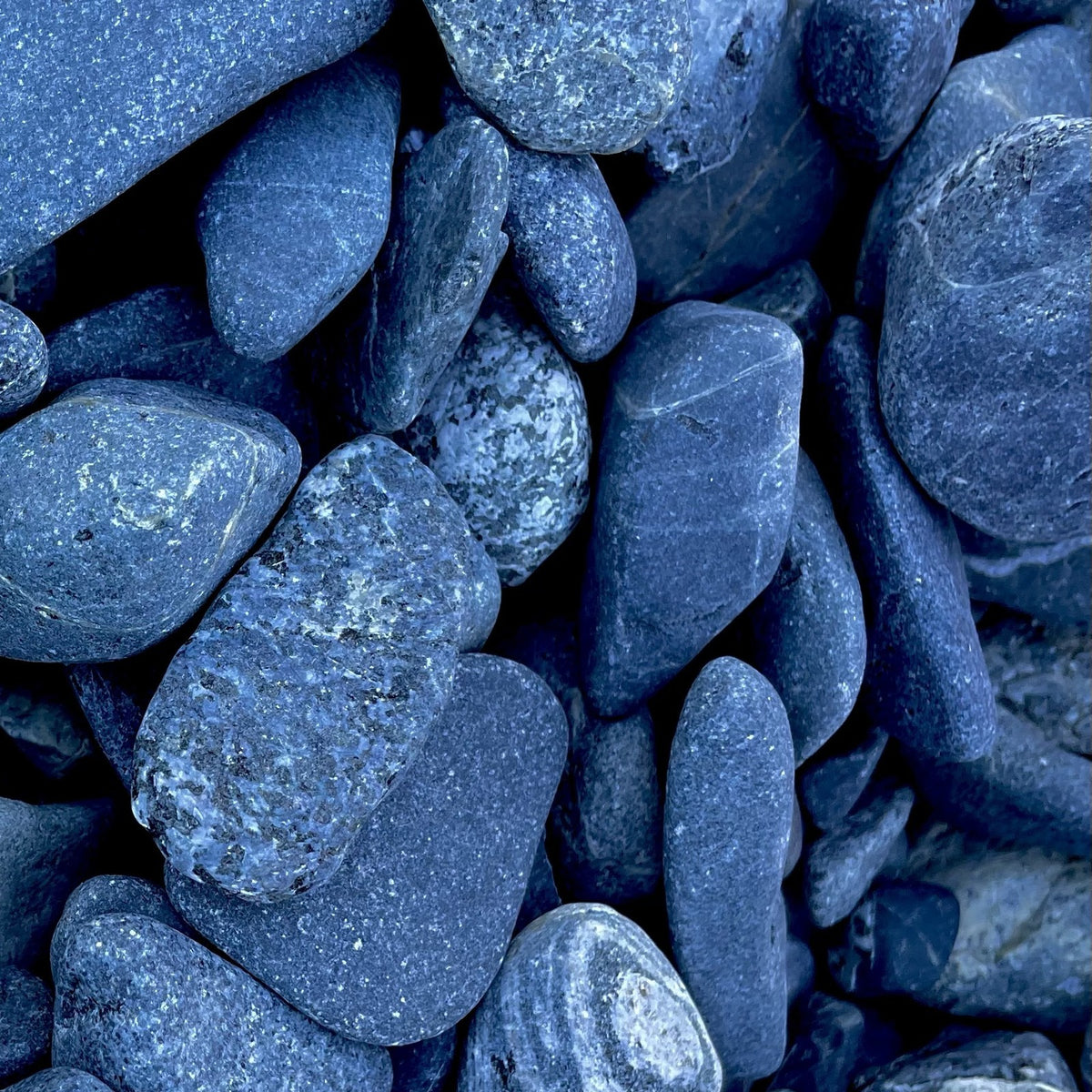 Natural Dark Stone Pebbles for Gardens and Landscaping – rounded stones and natural colour